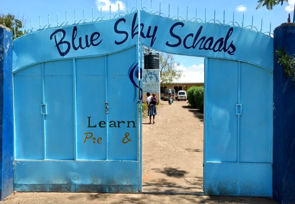 Imatge de capçalera de Blue Sky School - Tanque de agua y suelo del nuevo edificio de secundaria