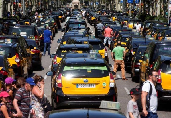 Imatge de capçalera de #StopTaxiMordaza: taxistas de Barcelona se enfrentan a sanciones de 10.000€ por las huelgas del sector contra Uber y Cabify.